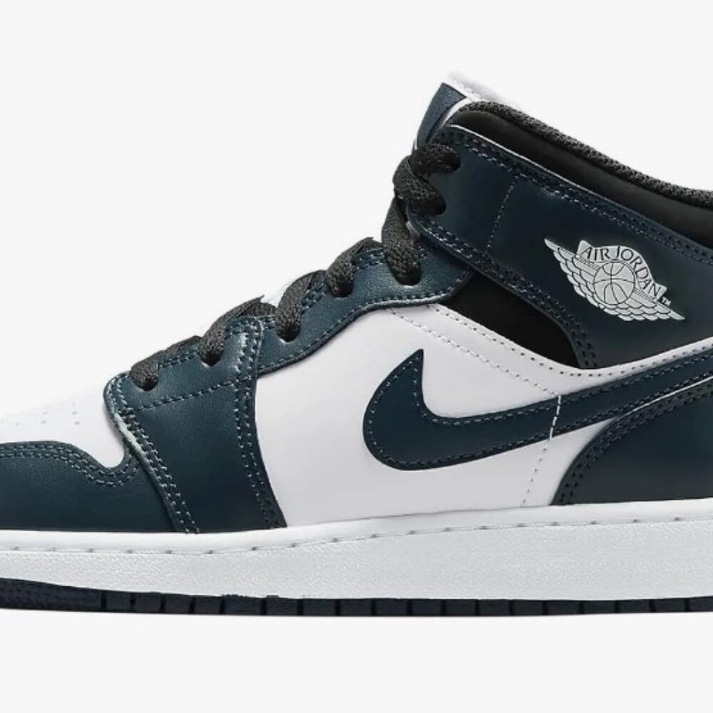 Nike Boy's 1 Mid GS Sneaker